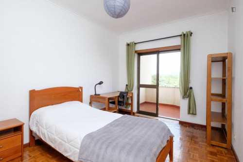 Spacious and cozy bedroom, with private balcony in a student apartment, Coimbra
