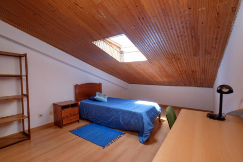 Spacious and cozy bedroom, with private bathroom in a student apartment, Coimbra