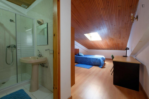 Spacious and cozy bedroom, with private bathroom in a student apartment, Coimbra