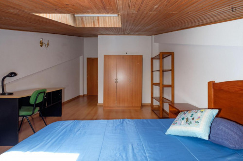 Spacious and cozy bedroom, with private bathroom in a student apartment, Coimbra