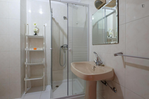 Spacious and cozy bedroom, with private bathroom in a student apartment, Coimbra  - Gallery -  5