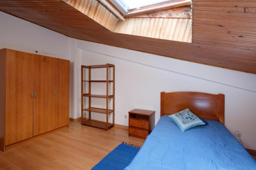 Spacious and cozy bedroom, with private bathroom in a student apartment, Coimbra