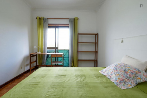 Spacious and cozy bedroom, with private bathroom in a student apartment, Coimbra - Gallery - 4