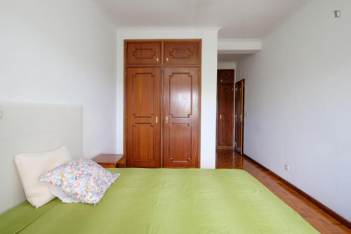 Spacious and cozy bedroom, with private bathroom in a student apartment, Coimbra - Gallery - 3