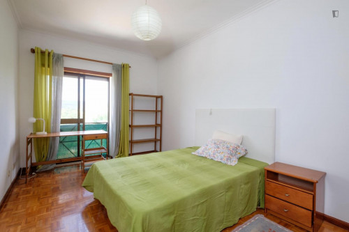 Spacious and cozy bedroom, with private bathroom in a student apartment, Coimbra