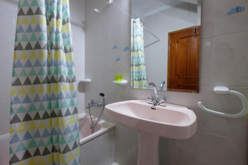 Spacious and cozy bedroom, with private bathroom in a student apartment, Coimbra - Gallery - 8
