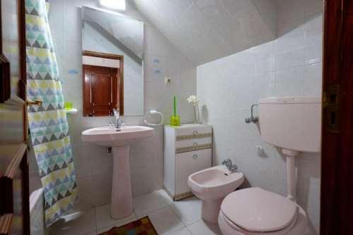 Spacious and cozy bedroom, with private bathroom in a student apartment, Coimbra - Gallery - 7