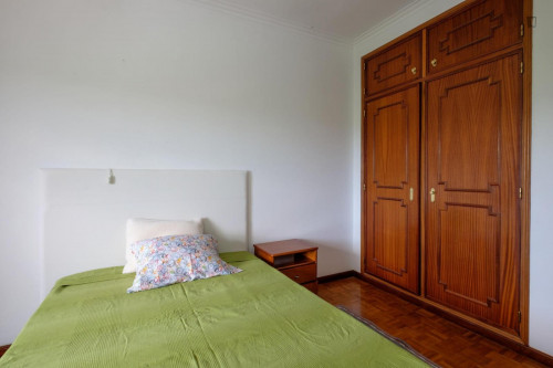 Spacious and cozy bedroom, with private bathroom in a student apartment, Coimbra - Gallery - 2