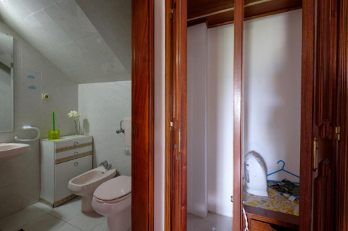 Spacious and cozy bedroom, with private bathroom in a student apartment, Coimbra - Gallery - 6
