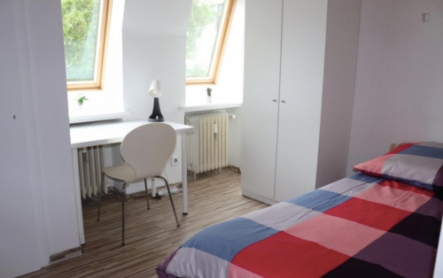 Bright single-bedroom in a 6-bedroom apartment in Bremen Altstadt right next to Wallanlagen Park