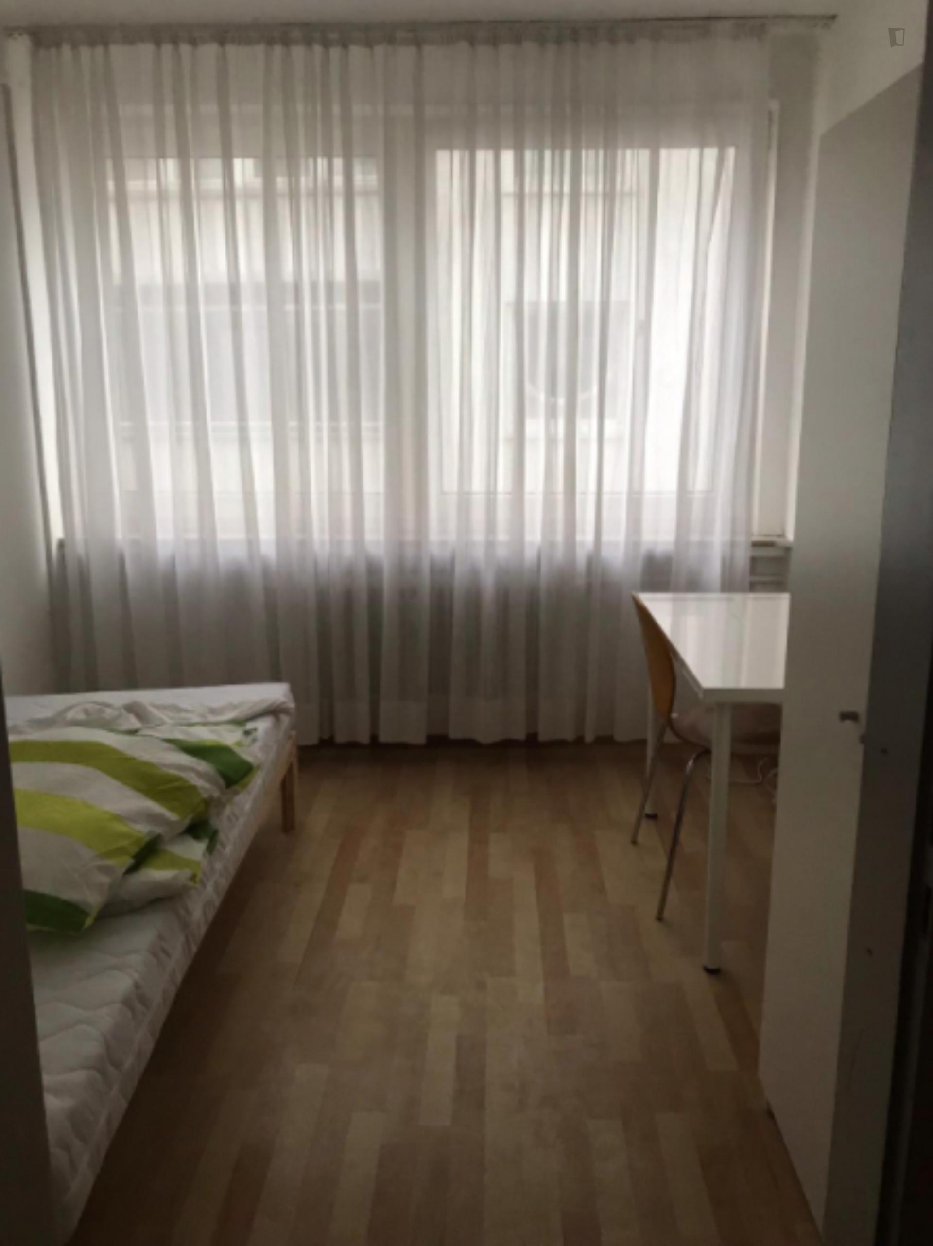 Bright single-bedroom in a 6-bedroom apartment in Bremen Altstadt right next to Wallanlagen Park
