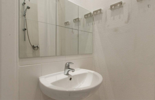 Vintage and wide room with enclosed balcony in 6-bedroom apartment in Westend - Gallery - 5