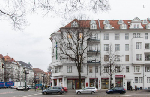 Vintage and wide room with enclosed balcony in 6-bedroom apartment in Westend - Gallery - 4