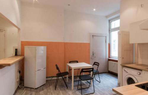 Vintage and wide room with enclosed balcony in 6-bedroom apartment in Westend - Gallery - 8
