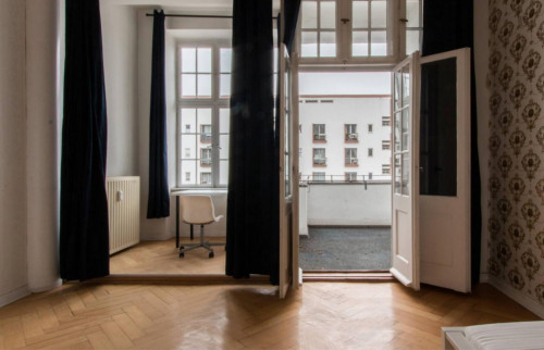 Vintage and wide room with enclosed balcony in 6-bedroom apartment in Westend - Gallery - 16
