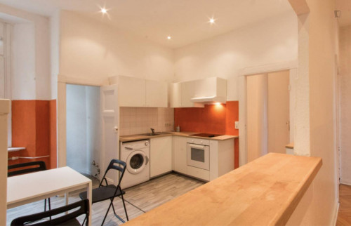 Vintage and wide room with enclosed balcony in 6-bedroom apartment in Westend - Gallery - 7