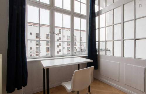 Vintage and wide room with enclosed balcony in 6-bedroom apartment in Westend - Gallery - 10