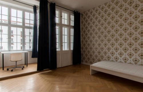 Vintage and wide room with enclosed balcony in 6-bedroom apartment in Westend - Gallery - 14