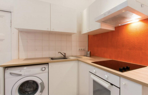 Vintage and wide room with enclosed balcony in 6-bedroom apartment in Westend - Gallery - 9