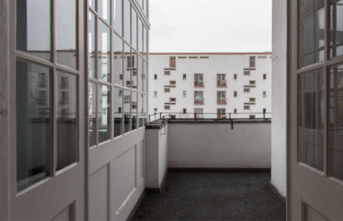 Vintage and wide room with enclosed balcony in 6-bedroom apartment in Westend - Gallery - 17