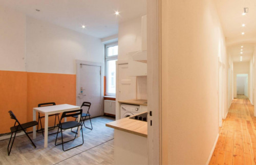 Vintage and wide room with enclosed balcony in 6-bedroom apartment in Westend - Gallery - 13