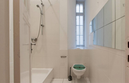 Vintage and wide room with enclosed balcony in 6-bedroom apartment in Westend - Gallery - 6