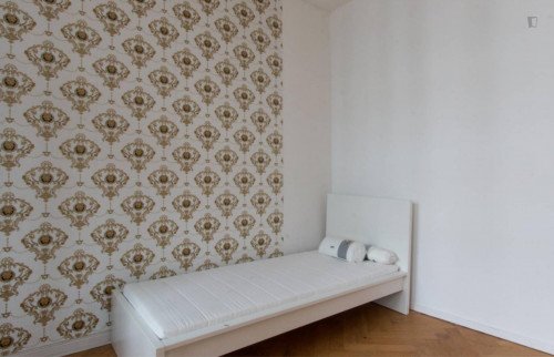 Vintage and wide room with enclosed balcony in 6-bedroom apartment in Westend - Gallery - 15