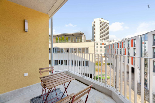 Ample single bedroom in a 4-bedroom apartment in Sendling-Westpark