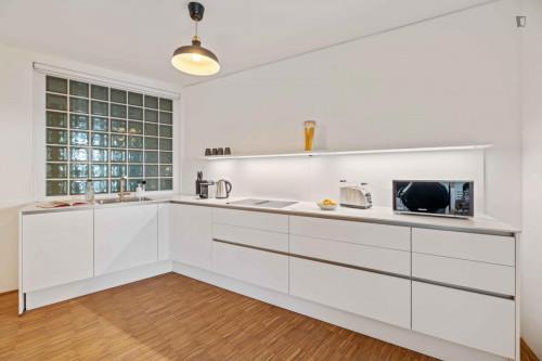 Ample single bedroom in a 4-bedroom apartment in Sendling-Westpark