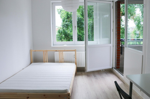 Cool double bedroom with a balcony, in Gesundbrunnen