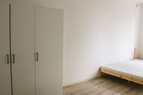 Cool double bedroom with a balcony, in Gesundbrunnen