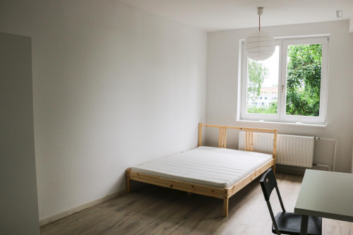 Cool double bedroom with a balcony, in Gesundbrunnen
